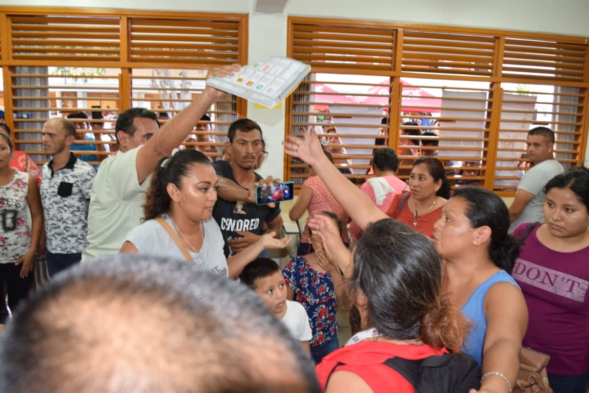 Irrumpe turba en escuela de Cancún y arrebata boletas