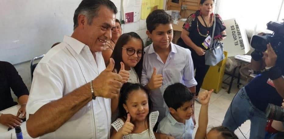 Acompañado de su familia , “El Bronco” vota en Nuevo León por un México independiente