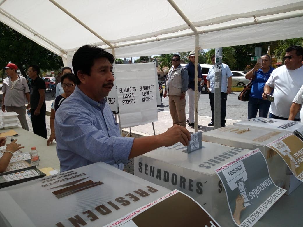 Acude Victor Mas a emitir su voto