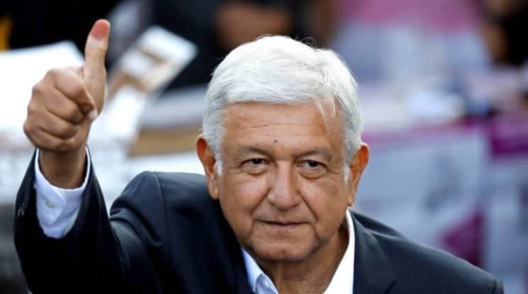 AMLO, el primer presidenciable que acude a votar