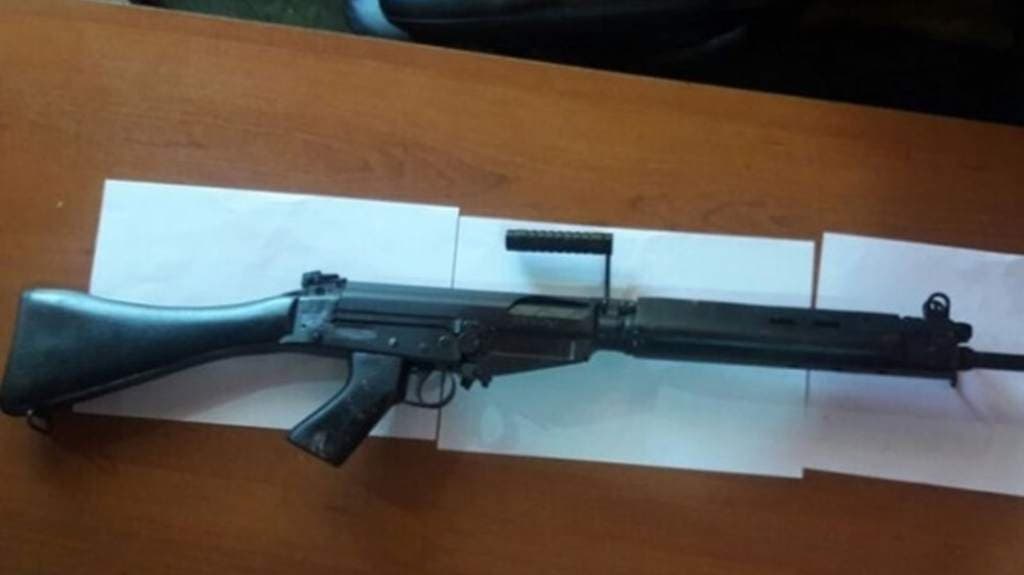 Roban armas de guerra a la policía y las reemplazan...¡con juguetes!