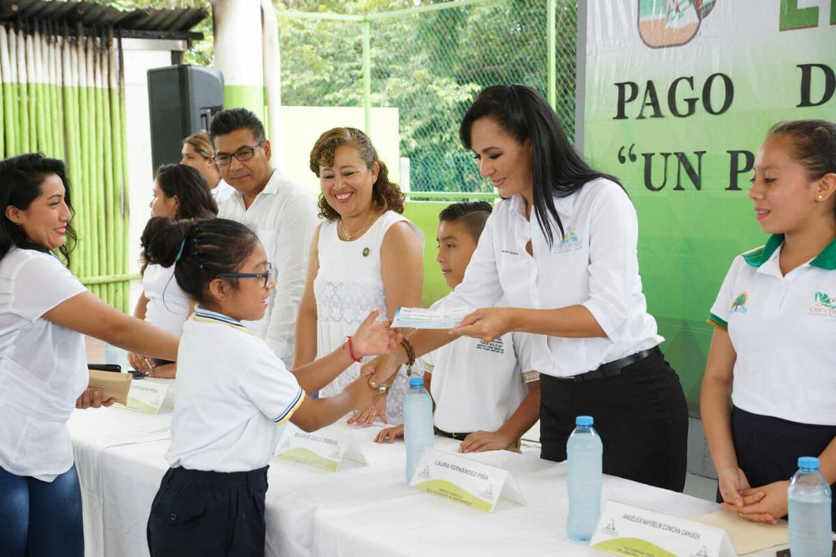 Entrega Laura Fernández becas a estudiantes de Leona Vicario