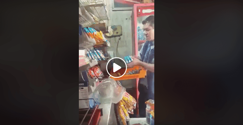 Video capta a repartidor de Bimbo robando a señor de la tercera edad