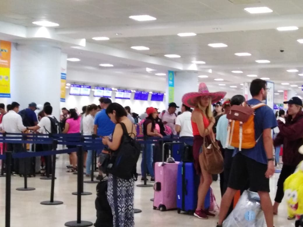 Abarrotados los check-ins del Aeropuerto Internacional de Cancún