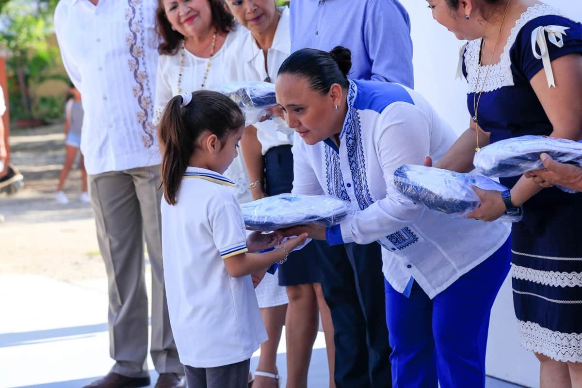 En regreso a clases, Cristina Torres llama a niños y jóvenes a estudiar para cumplir sus sueños