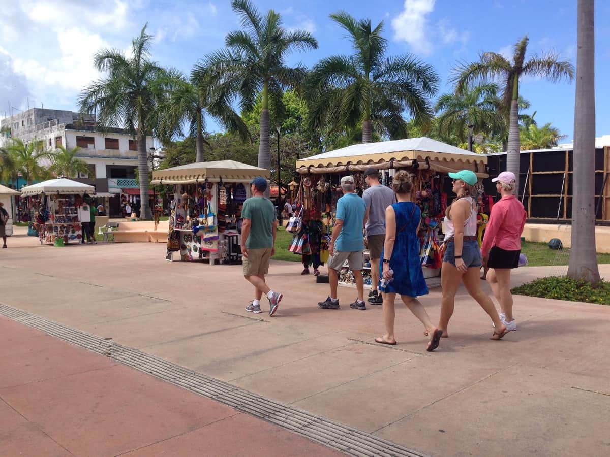 Ayuntamiento de Cozumel, le pone "el pie" a sus propios artesanos