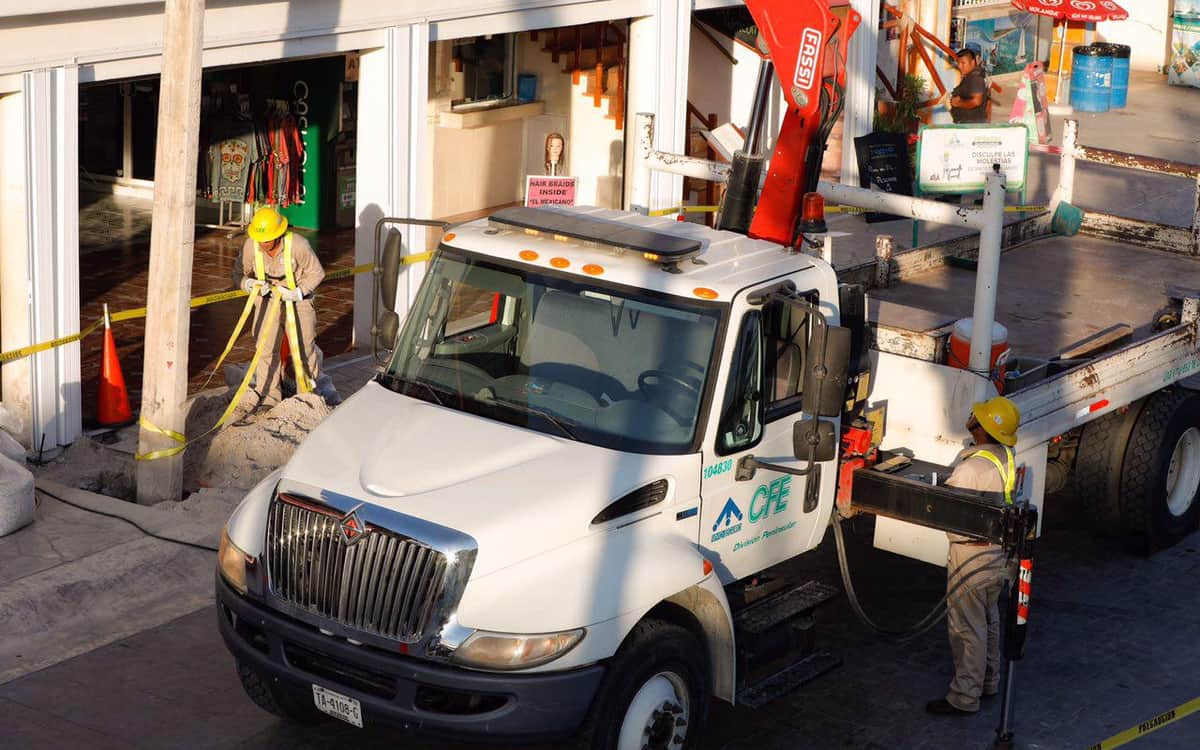 Histórico día, inicia retiro de postes en el Casco Antiguo de Puerto Morelos