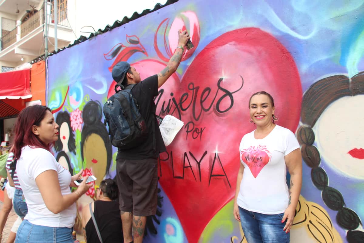 "Mujeres por Playa", pinta mural en homenaje al amor femenino