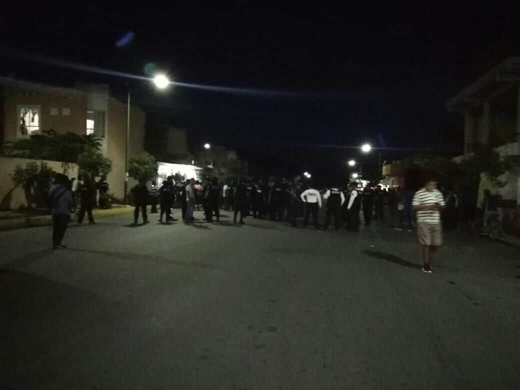 Protestan vecinos de Villas del Sol ante federales por la muerte de una persona