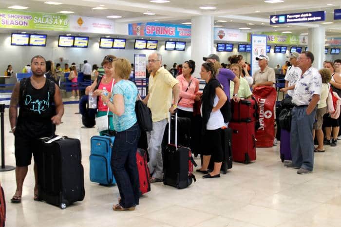 Migración impide entrada a 25 turistas rusos a Cancún