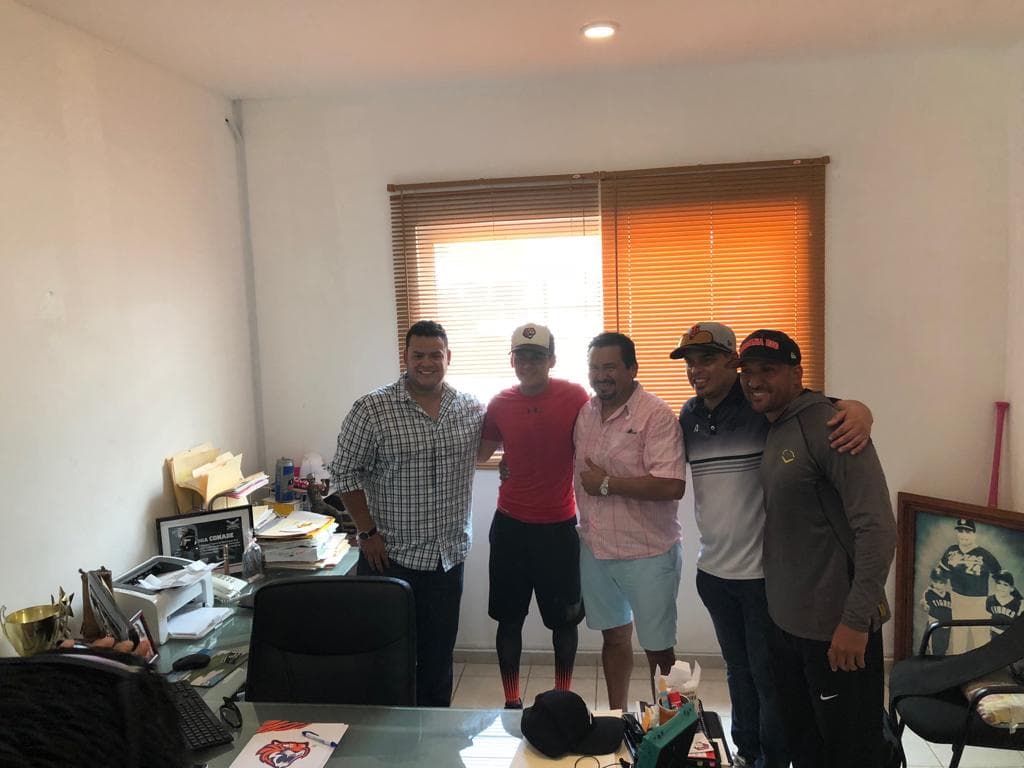 Viaja cancunense en busca del sueño profesional