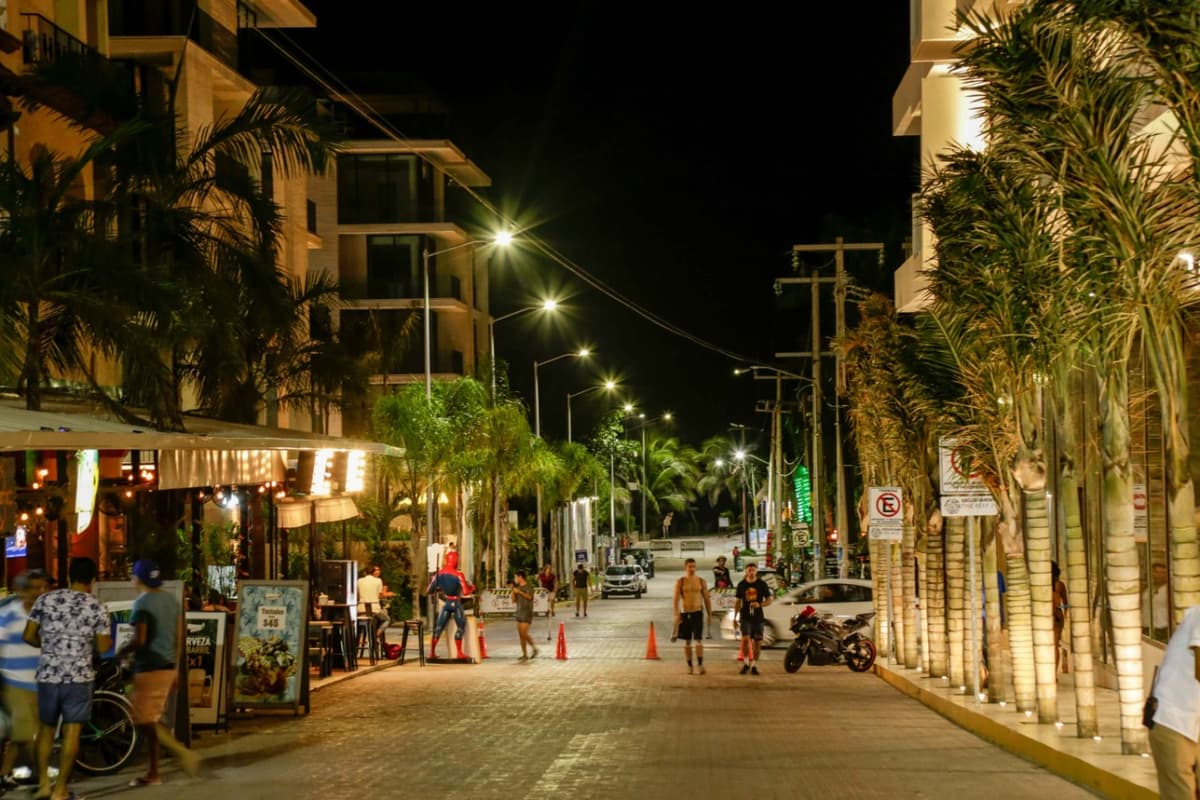 Estrena Solidaridad luminarias en la zona turística