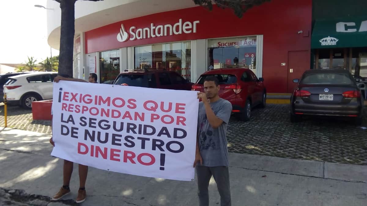Protestan contra Santander en Cancún