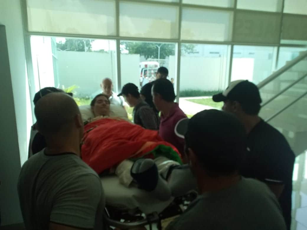 En camilla, acude Roberto González a audiencia judicial en Playa del Carmen