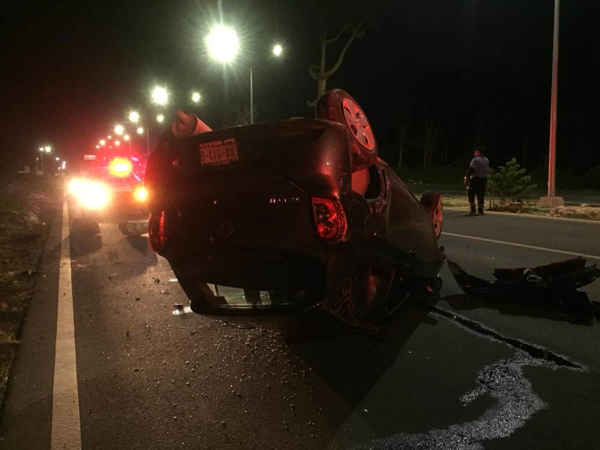 Vuelca su coche en avenida Lilis