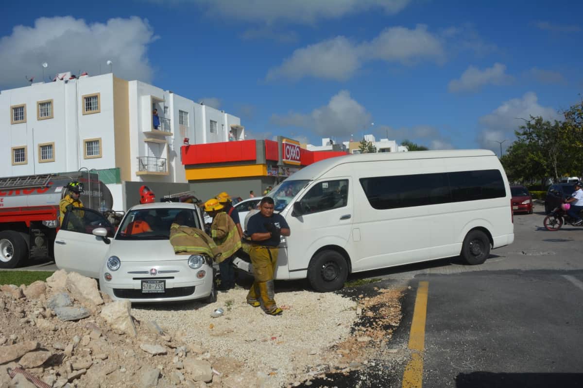 Embiste van a automóvil en residencial Selvanova
