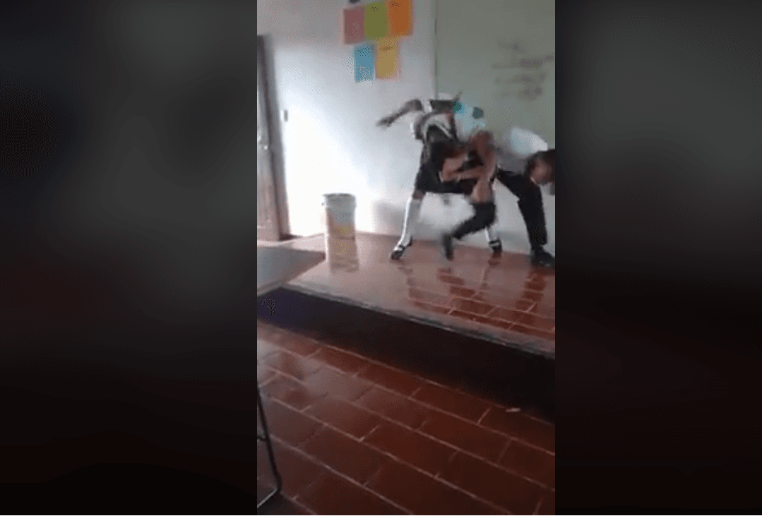 "Linchan" en redes sociales al alumno que golpea en un video a su compañera