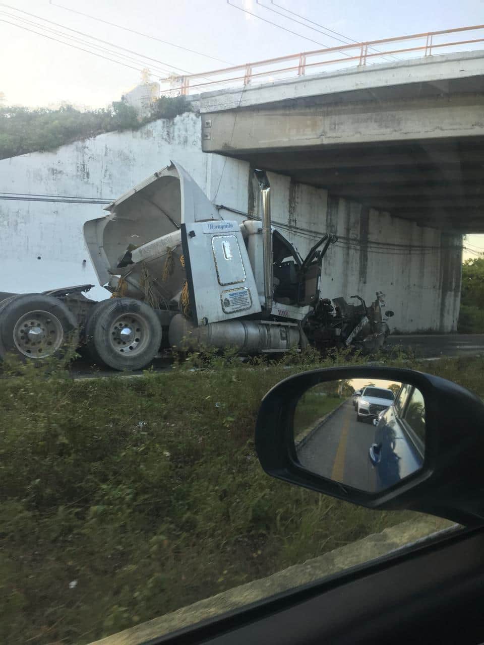 Se cae camión de puente hacia el aeropuerto