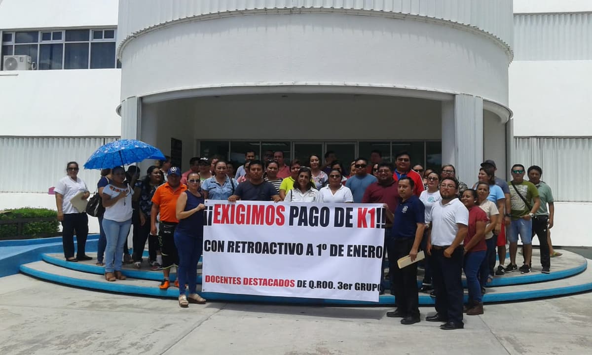 Protestan maestros en la SEQ