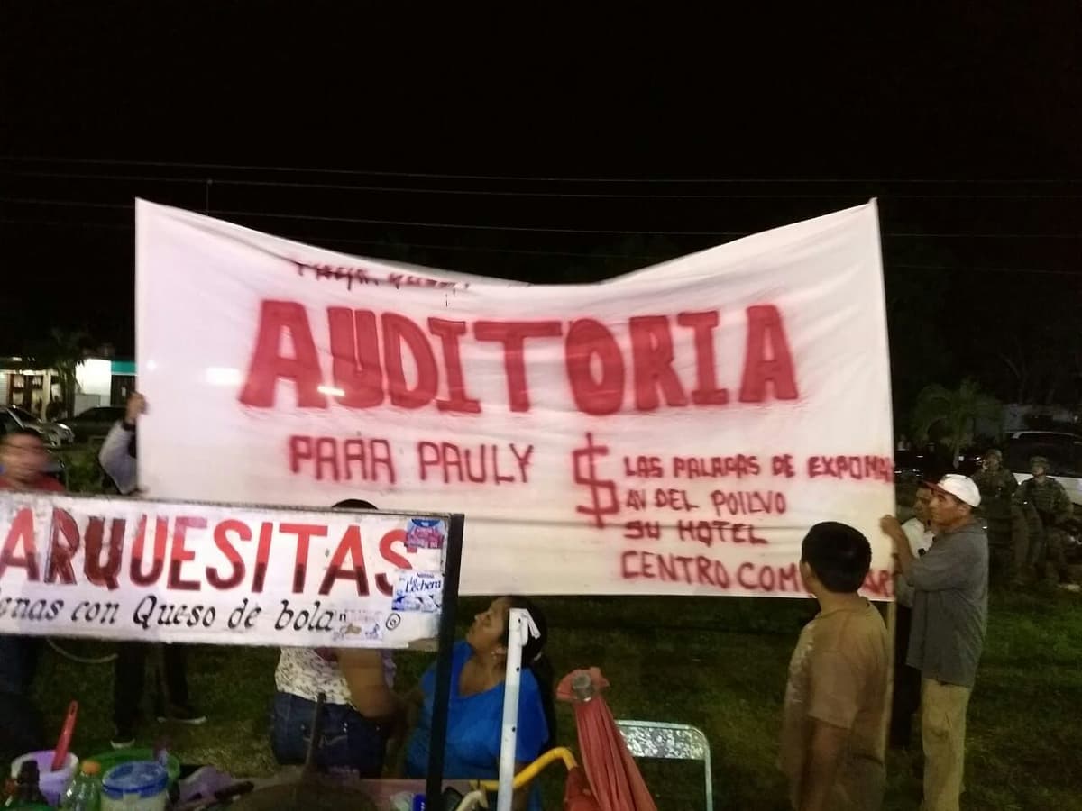 Protestan con manta en informe de Paoly Perera