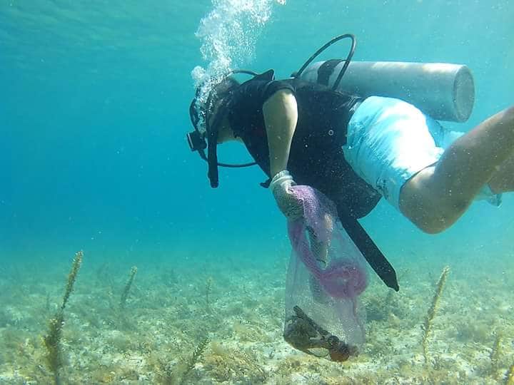 Limpian alrededores de velero encallado en Cozumel