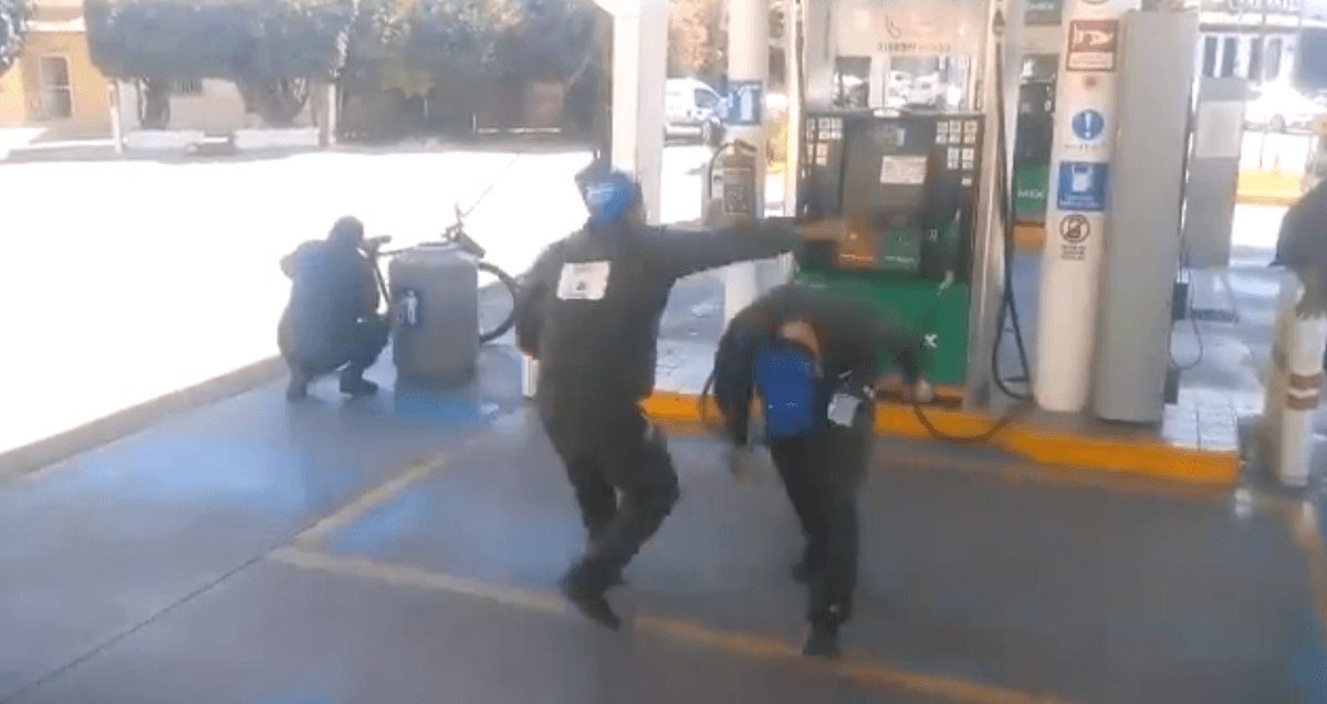 Video de empleados de gasolinera luchando se hace viral y los busca la AAA