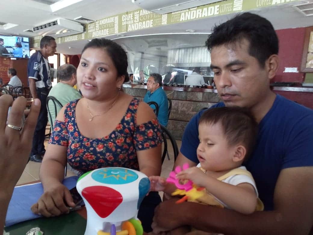 Piden ayuda para revertir la ceguera de su hijo