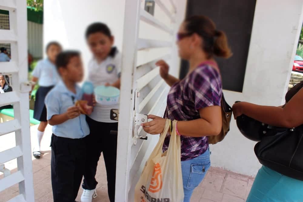 Obligan a alumnos a comprar en "tienditas" escolares