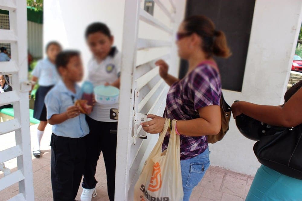 Obligan a alumnos a comprar en "tienditas" escolares