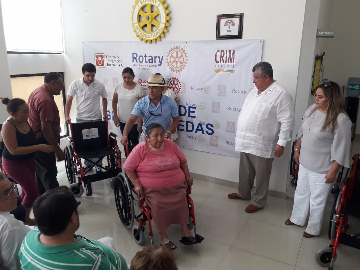 Donan 14 sillas de ruedas al CRIM Cozumel