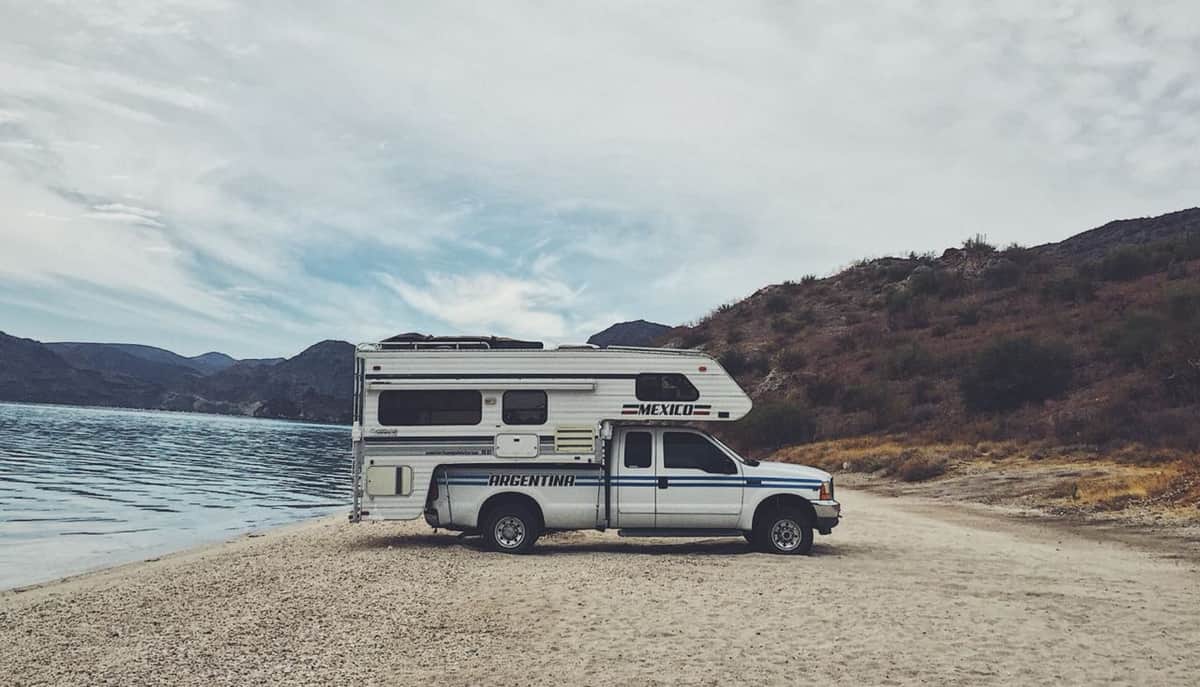 Tres primos hermanos recorren toda América en una “Truck Camper”
