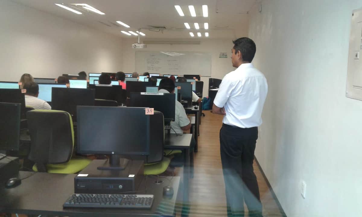 Presentan examen aspirantes al OPLE