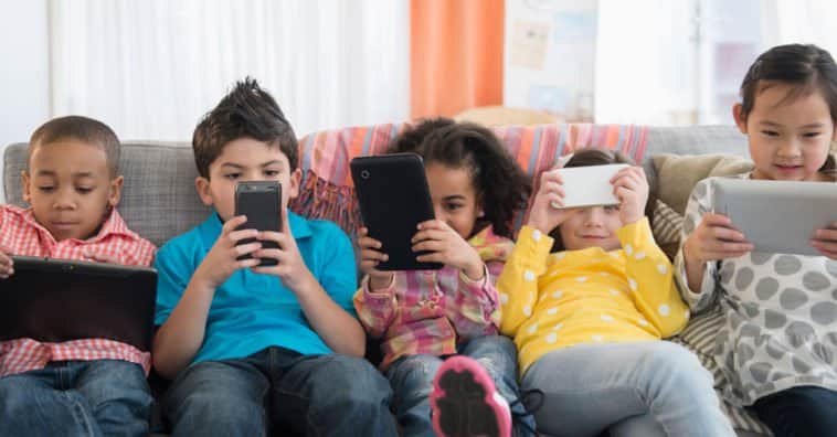El futuro nos alcanzó: los niños ya pasan más tiempo en el celular que jugando