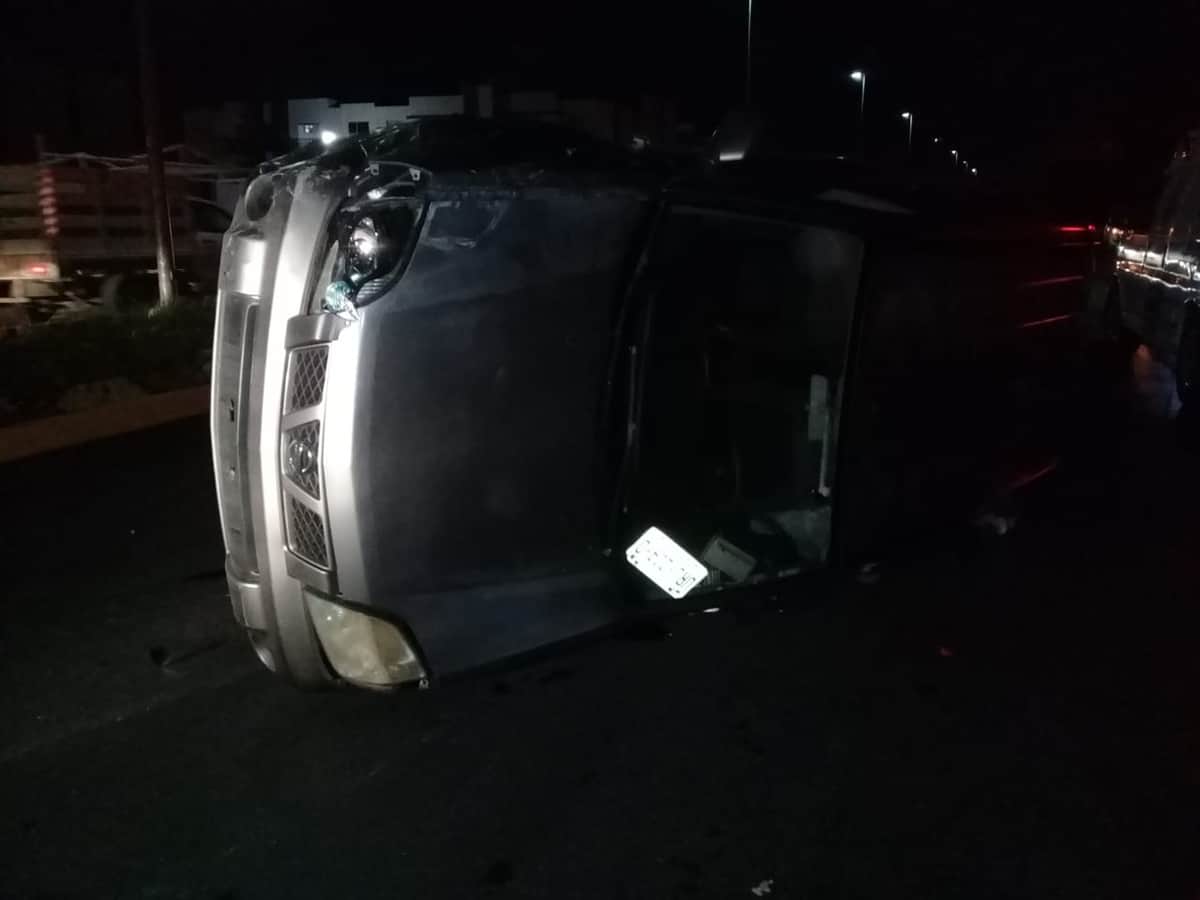 Vuelca camioneta tras estrellarse contra taxi en Playa