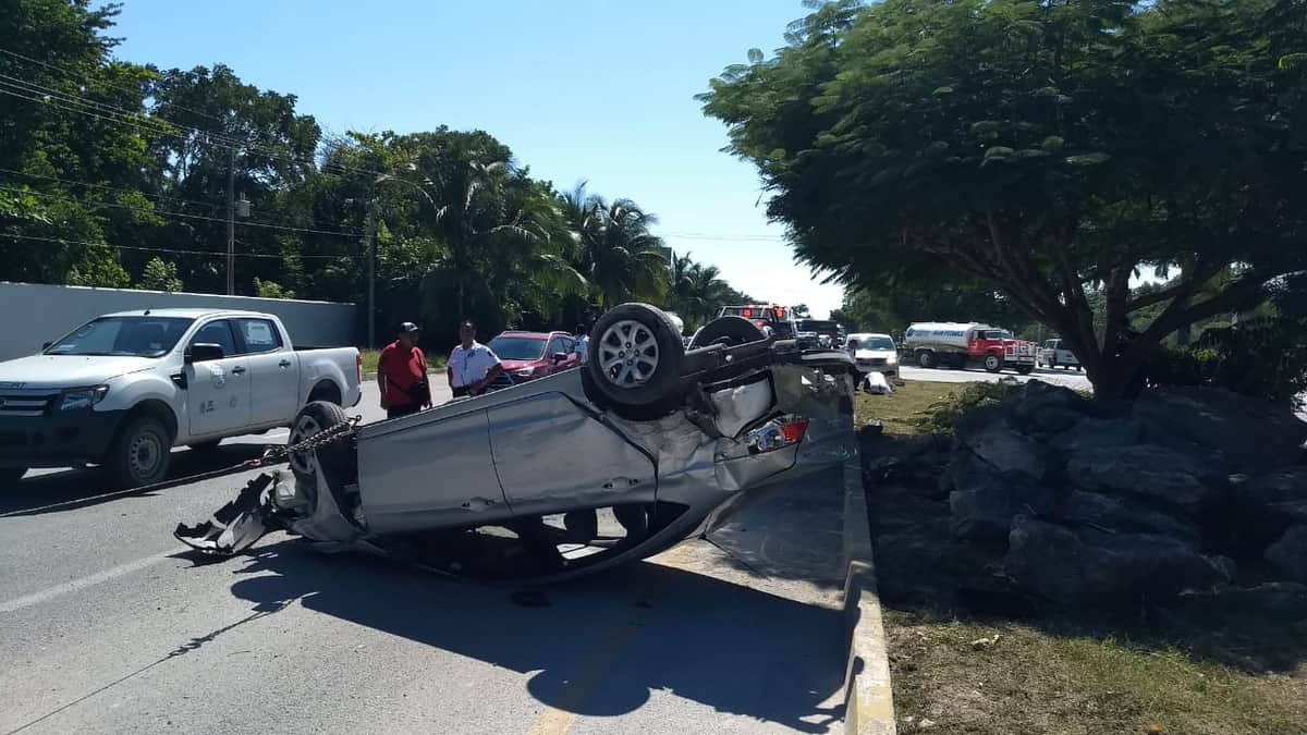 Vuelca extranjera en Playa del Carmen