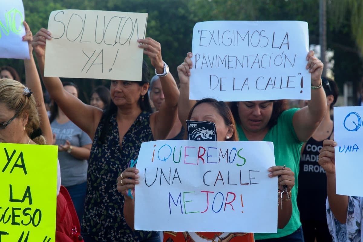 Bloquean calles padres de Escuela Britt por falta de pavimentación