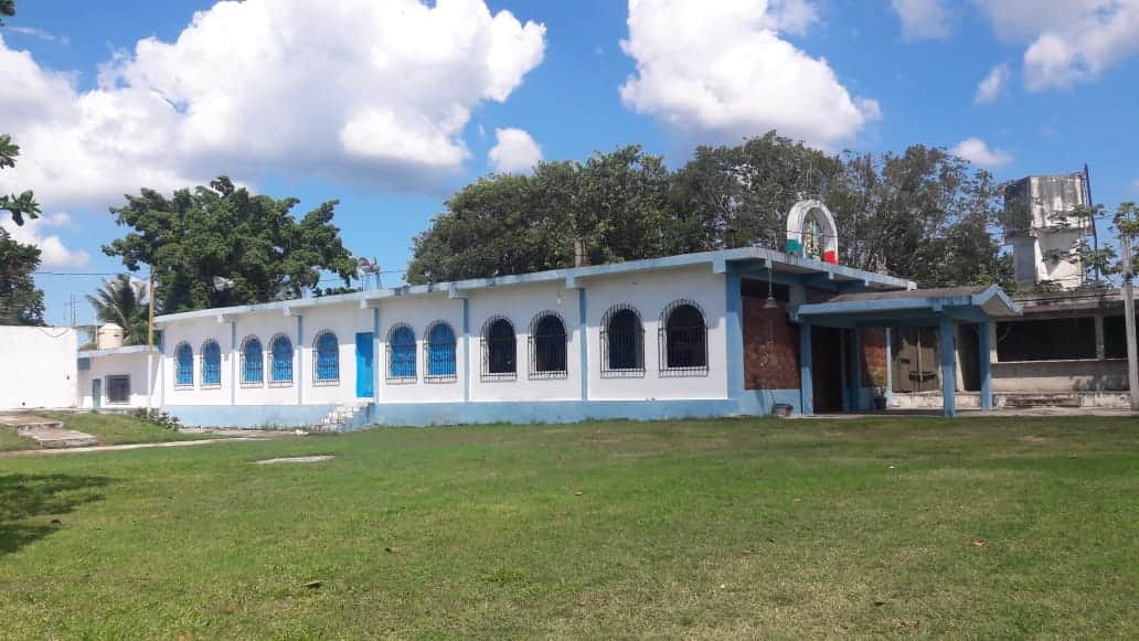 Detienen a sujeto en techo de iglesia en plena misa