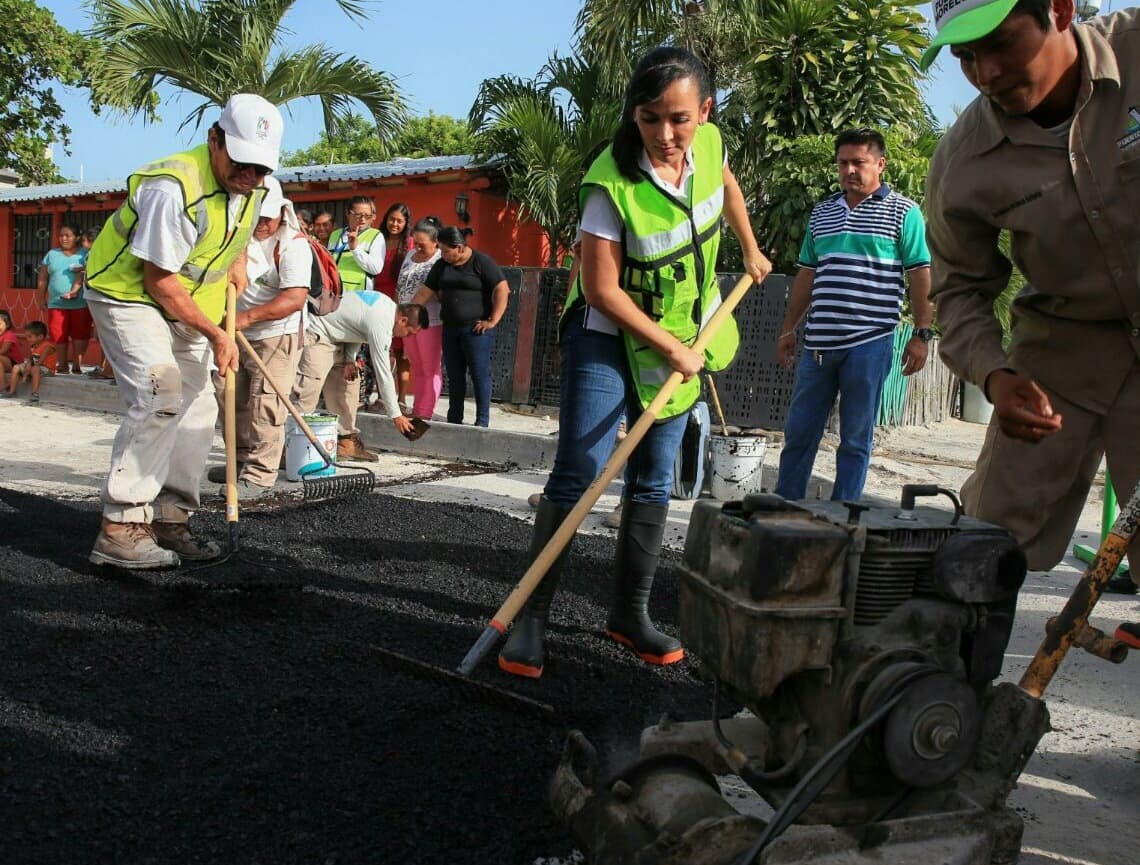 Arranca programa permanente de bacheo en Puerto Morelos