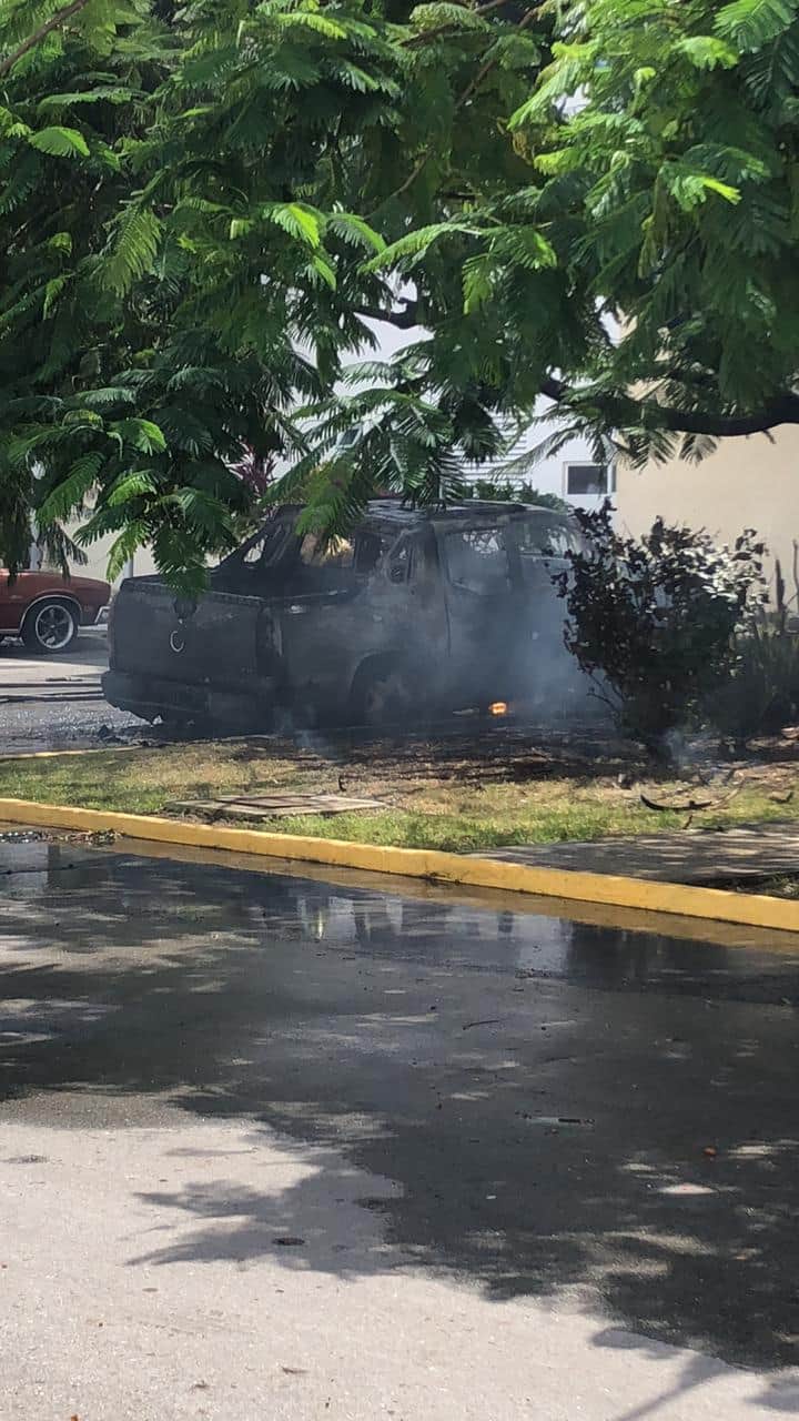 Arde vehículo tras bajarse su dueña en el Fraccionamiento Villa Maya