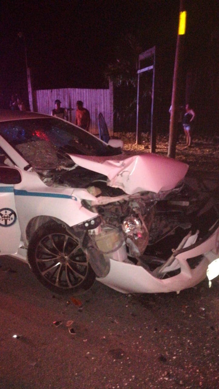 Choca taxi con volquete y deja dos lesionados