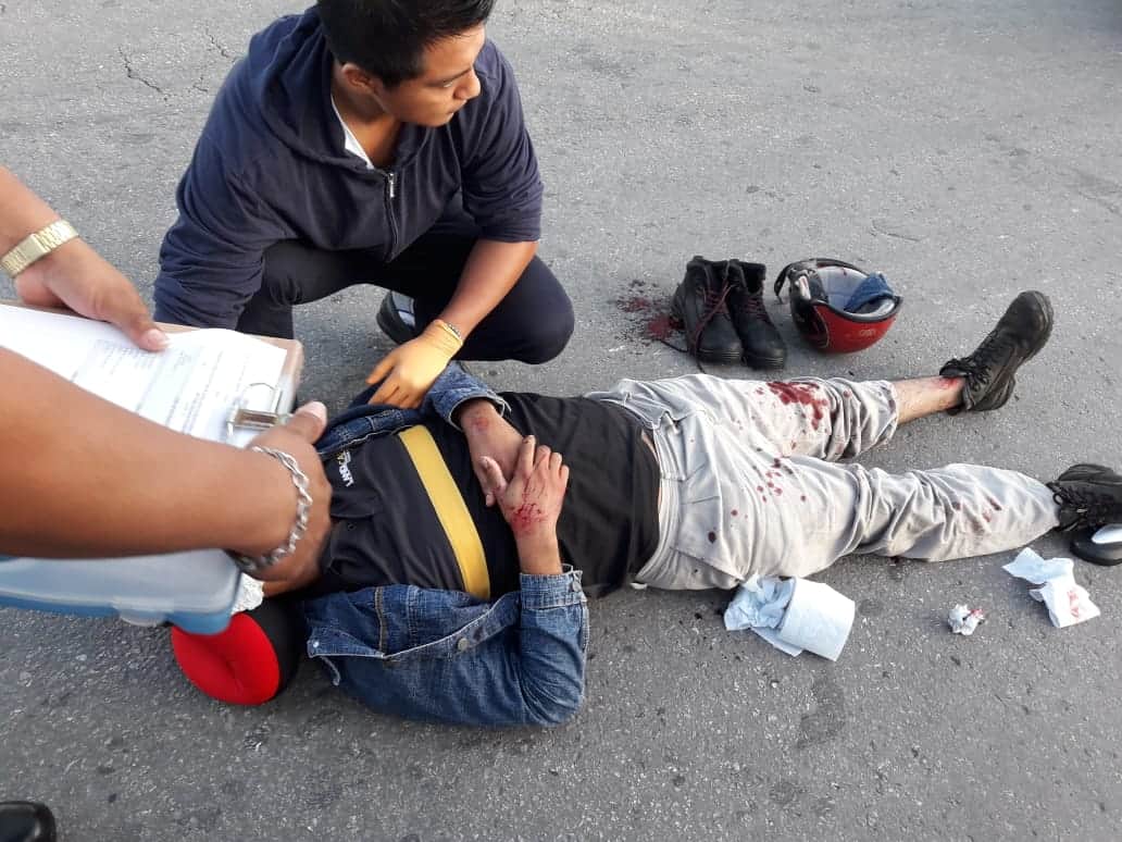 Taxista manda a motociclista al hospital