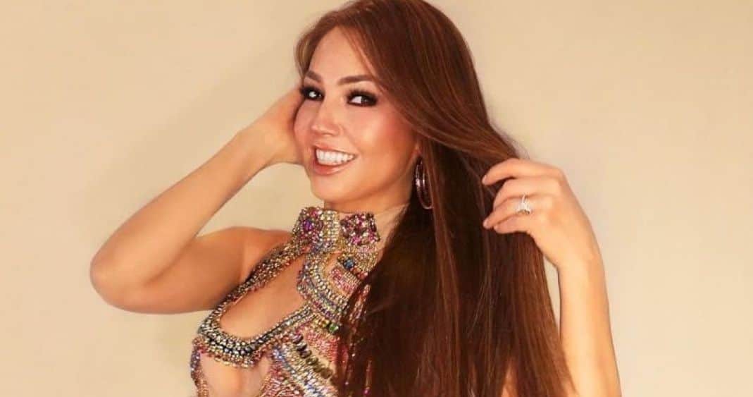 Con 47 años Thalía mantiene escultural figura gracias al yoga
