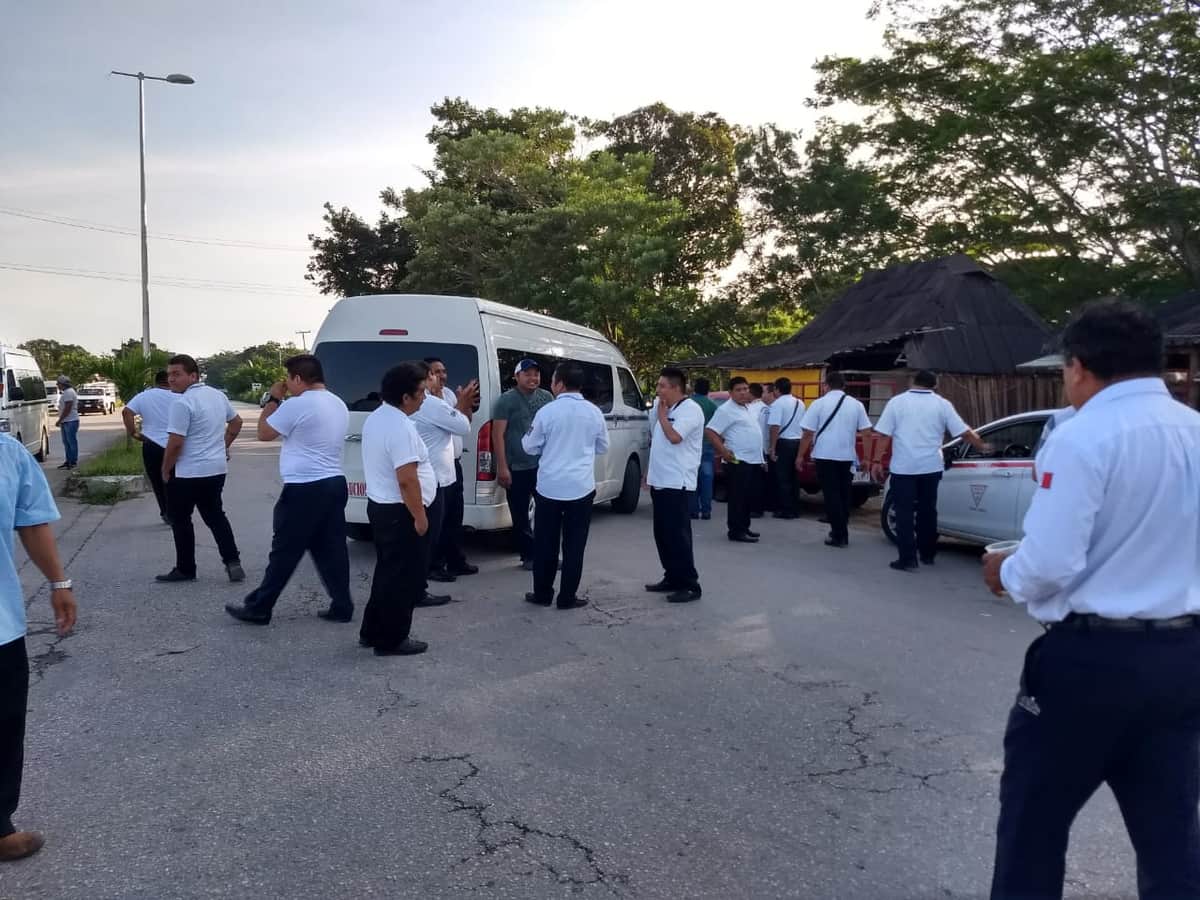 Conflicto entre taxistas de Tulum y Carrillo Puerto genera bloqueos carreteros