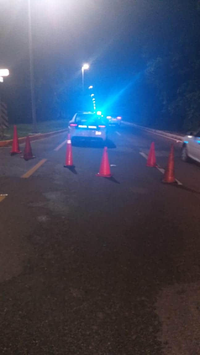 Abren un carril en sitio donde volcó pipa con turbosina