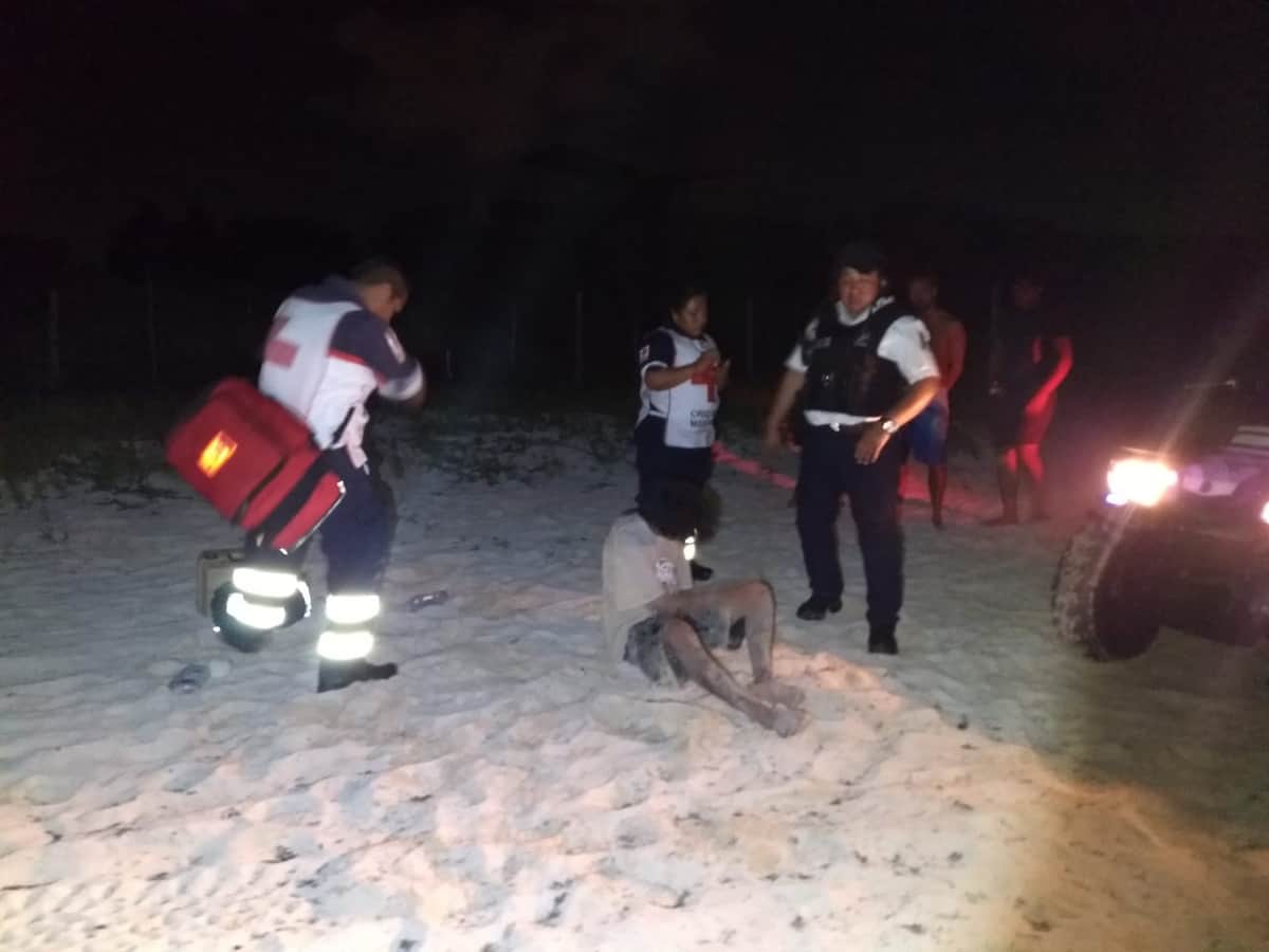 Rescatan a borracho de las olas, en Playa del Carmen