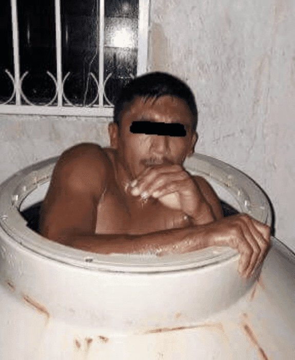 Hallan a ladrón dentro de un tinaco