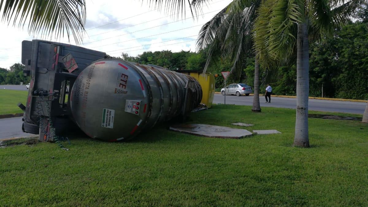 Tráiler vuelca y derrama turbosina en la Zona Hotelera