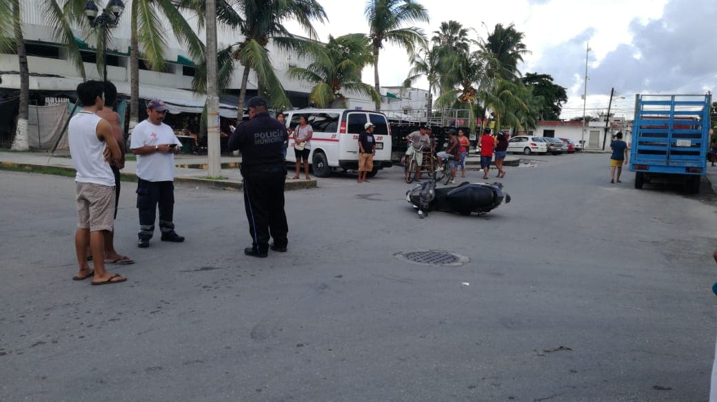 Choque entre motociclistas manda a niño al hospital