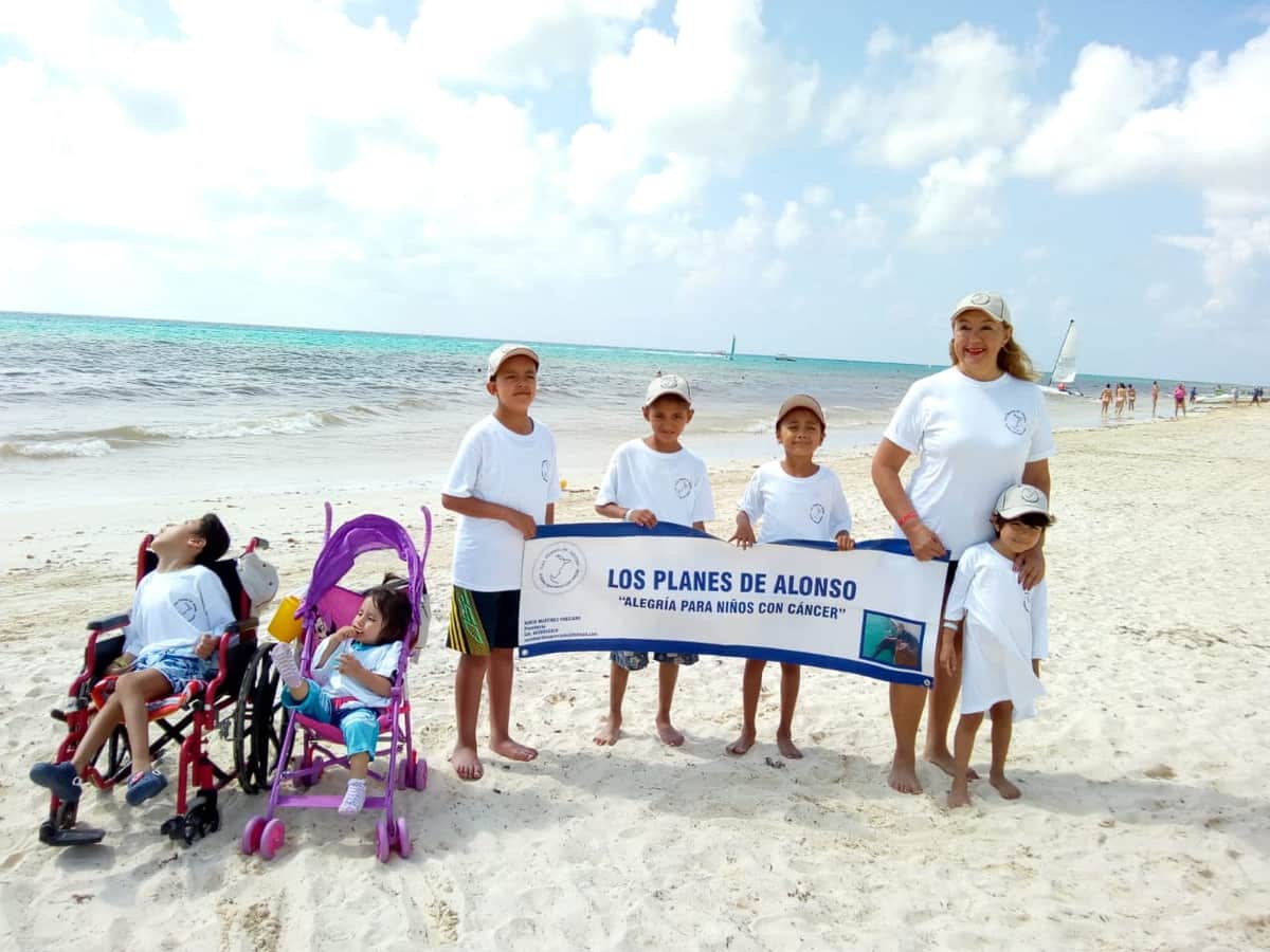 Niños con cáncer cumplen su sueño de conocer el mar en Playa del Carmen
