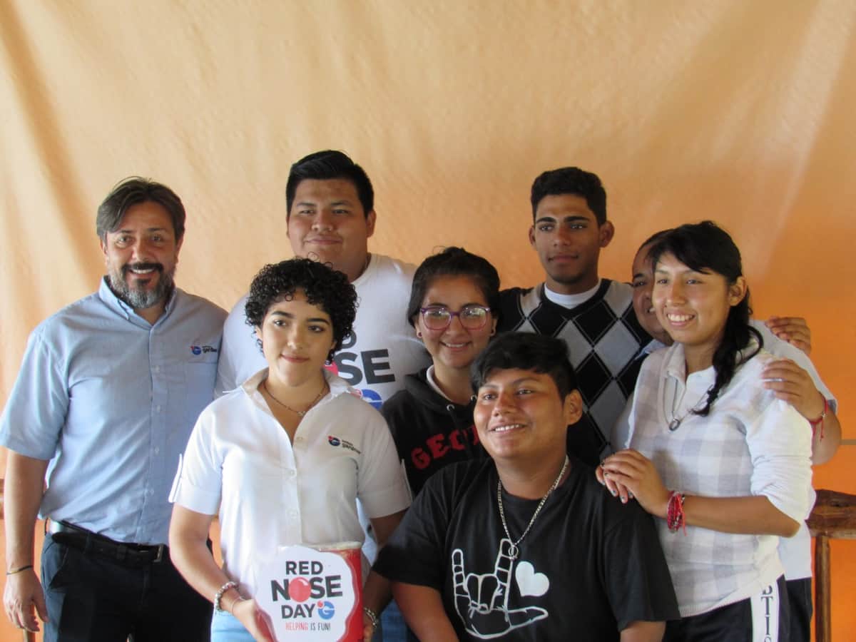 Alumnos de preparatoria preparan el "Red Nose Day"